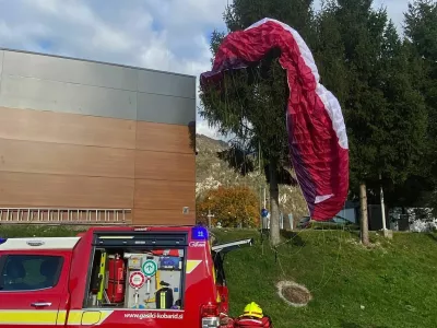 (VIDEO) Za jadralne padalce je pristanek na drevesu sreča v nesreči