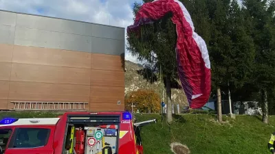 (VIDEO) Za jadralne padalce je pristanek na drevesu sreča v nesreči