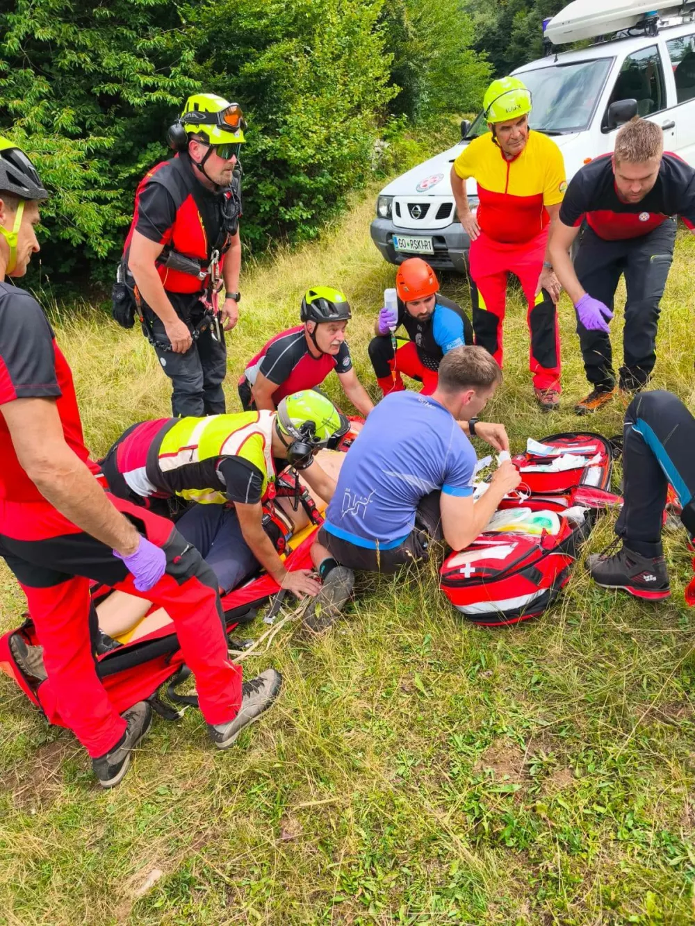 (VIDEO) Za jadralne padalce je pristanek na drevesu sreča v nesreči