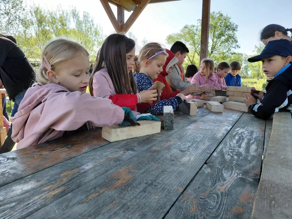 Lesene deske je bilo potrebno pobrusiti. Foto: Vesna Levičnik