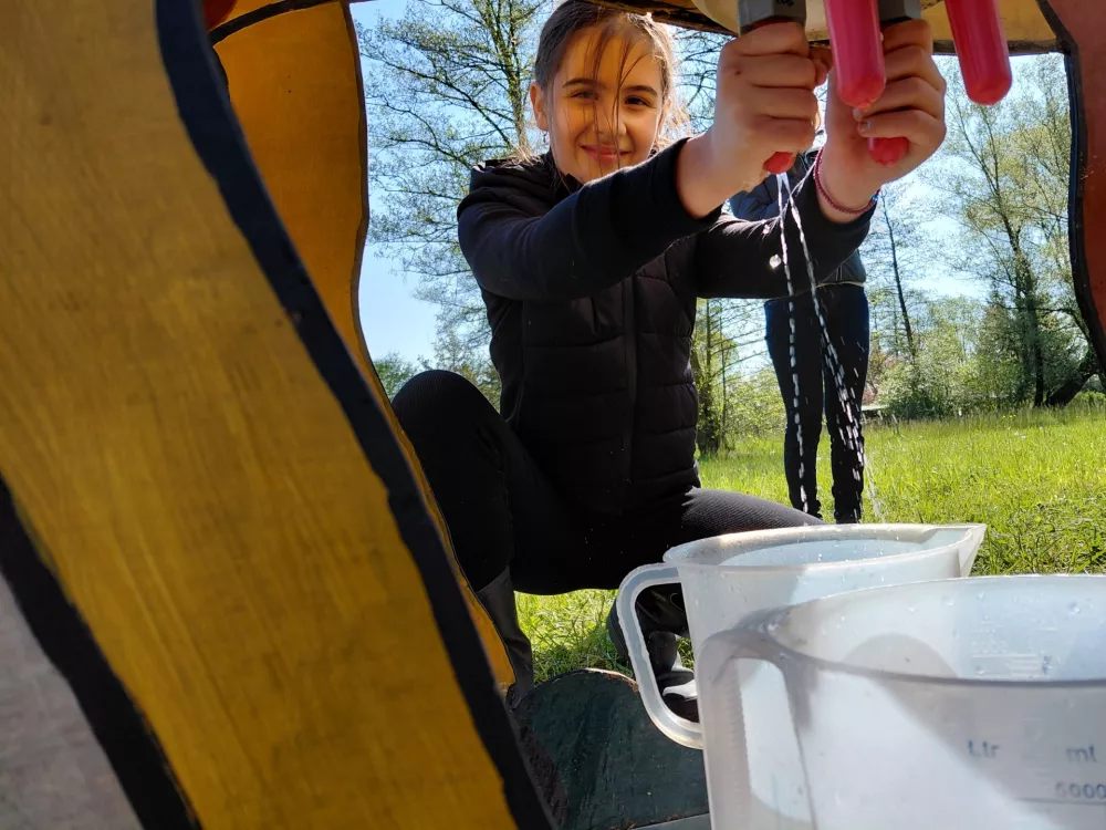 Učenka iz Osnovne &scaron;ola Zadobrava je suvereno pokazala, kako se pomolže kravo. Foto: Vesna Levičnik