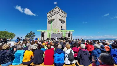 Zavod za gozdove Slovenije (ZGS) je leto&scaron;nji Dan odprtih vrat na gozdnih učnih poteh ob dnevu Zemlje nadgradil s soorganizacijo odprtja nove tematske poti Carsus trail &ndash; Zeleno srce Krasa. F ZGS