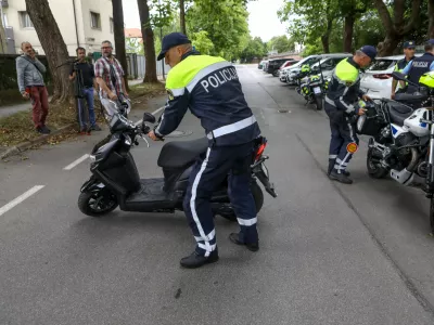11.7.2025 - policija, nadzor prometa, lahka motorna vozila, skuter, moped, varnost v prometruFoto: Luka Cjuha