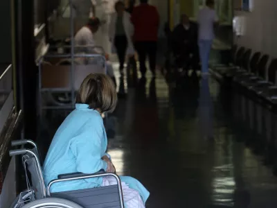 - simbolična fotografija - zdravstvo, pacient, bolnica, invalidski voziček - čakalnica - 02.10.2014 - UKC - Univerzitetni klinični center v Ljubljani - dan odprtih vrat laboratorijev klinične kemije in laboratorijske medicine,//FOTO: Jaka Gasar