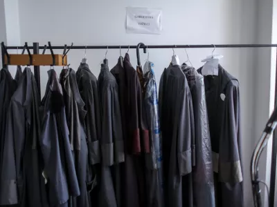 - 10.01.2017 - simbolična fotografija - garderoba tožilci - odvetni&scaron;ka in tožilska toga - službeno oblačilo na odvetnika in sodnika na sodi&scaron;ču - sodnik - pravosodje - pravo - pravičnost - pravica - pravni sistem - tožilstvo - sodna oblast - sodi&scaron;ča - sodi&scaron;če - odvetniki - zagovorniki -,      //FOTO: Jaka Gasar