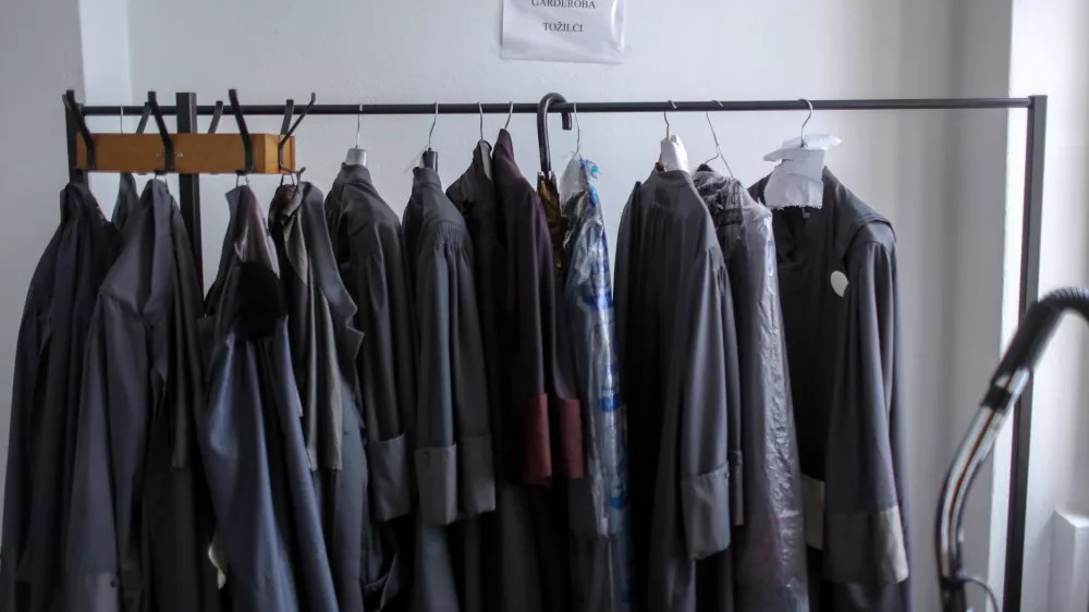 - 10.01.2017 - simbolična fotografija - garderoba tožilci - odvetni&scaron;ka in tožilska toga - službeno oblačilo na odvetnika in sodnika na sodi&scaron;ču - sodnik - pravosodje - pravo - pravičnost - pravica - pravni sistem - tožilstvo - sodna oblast - sodi&scaron;ča - sodi&scaron;če - odvetniki - zagovorniki -,      //FOTO: Jaka Gasar