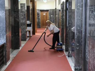 - či&scaron;čenje, sesanje, čistilka, parlament- 10.04.2026 - ustanovna seja novega sklica DZ, ki jo je sklicala predsednica republike Nata&scaron;a Pirc Musar; seja se je začela z imenovanjem predsednika in podpredsednika mandatno-volilne komisije, sledila je prekinitev, pol ure po prekinitvi pa se je začela seja mandatno-volilne komisije DZ za pripravo druge točke dnevnega reda; v nadaljevanju seje DZ so potrjevali mandate poslancem in volili predsednika DZ//FOTO: Jaka Gasar