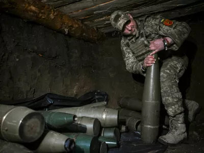 FILE PHOTO: A Ukrainian serviceman of the 260th Zaporizhzhia Separate Territorial Defence Brigade of the Ukrainian Armed Forces checks a 152-mm shell for a D‑20 howitzer before firing towards Russian troops at a frontline position, amid Russia's attack on Ukraine, in the Zaporizhzhia region, Ukraine, April 9, 2026. REUTERS/Stringer/File Photo