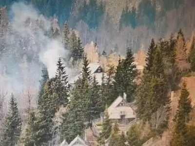 Požar koče Gorenjka na Veliki planini, ki naj bi ga povzročil jacuzzi. F oto: Zaslonski posnetek spletne kamere.