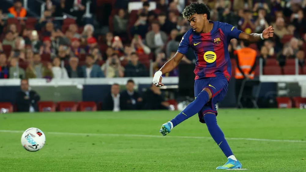 Soccer Football - LaLiga - FC Barcelona v Celta Vigo - Spotify Camp Nou, Barcelona, Spain - April 22, 2026 FC Barcelona's Lamine Yamal scores their first goal from the penalty spot REUTERS/Albert Gea
