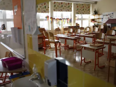 - &scaron;olstvo - Osnovna &scaron;ola Trnovo - razred - ni pouka- Splo&scaron;na stavka dela javnega sektorja 2012 zaradi varčevalnih ukrepov vlade - sodelovalo med 80.000 in 90.000 javnih uslužbencev v dejavnostih &scaron;olstva, vzgoje, zdravstva, socialnega varstva, policije in veterine. protest-javni uslužbenci //FOTO: Jaka Gasar