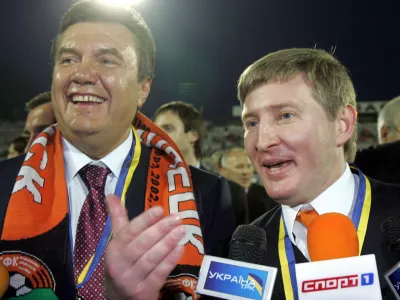 President of Shakhtar Donetsk Rinat Akhmetov (R) and former Ukrainian Prime Minister and main opposition leader Viktor Yanukovich answers journalists' questions during a news conference after the Ukrainian soccer championship final match against Dynamo Kiev in Kriviy Rih May 14, 2006. Shakhtar Donetsk won 2-1.  REUTERS/Gleb Garanich