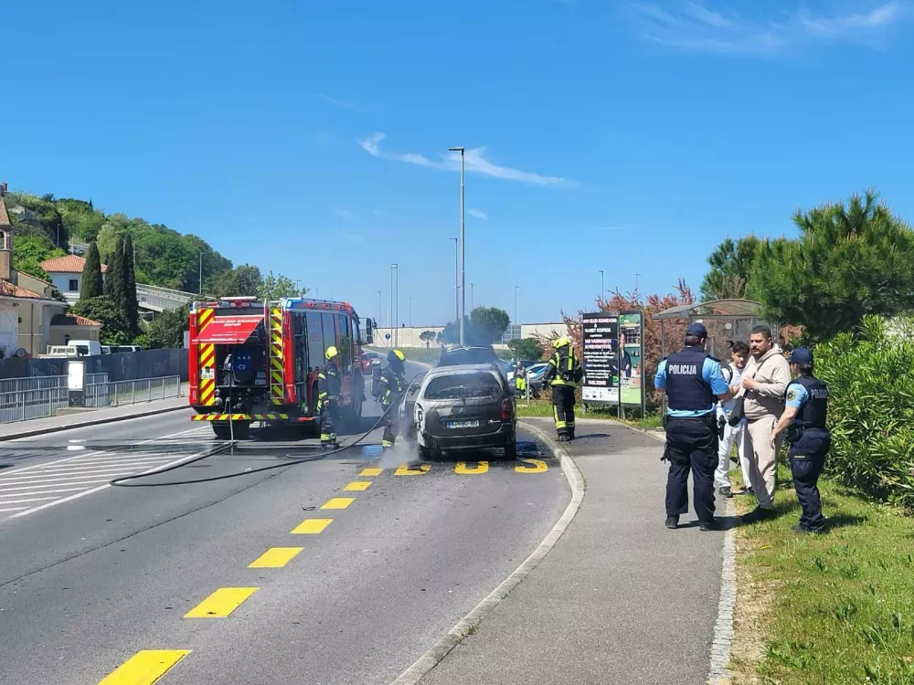 V sredi&scaron;ču Kopra zgorel avtomobil, požar. Koper. Foto: Katja Gle&scaron;čič