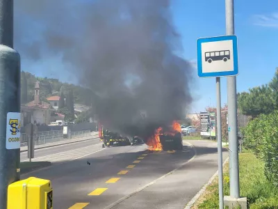 V sredi&scaron;ču Kopra zgorel avtomobil, požar. Koper. Foto: Katja Gle&scaron;čič
