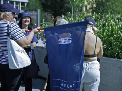 - Konfederacija sindikatov javnega sektorja Slovenije- protestni shod proti nižanju plač javnih uslužbencev - protestniki pred parlamentom neposredno pred sejo odbora, ki je odločalo o plačah javnih uslužbencev. protest - stavka - sindikati - SVIZ/FOTO: Bojan Velikonja 