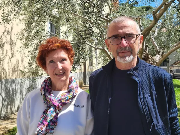 Upokojenca Ljiljana Kajtez Alijagić in Fadil Alijagić sta se po 25 letih razveselila urbanega vrtička. Foto: Katja Gle&scaron;čič