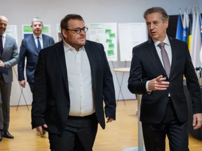 Ljubljana, Hisa EU.Konferenca o napredku Slovenije, trenutnih izzivih in strateski usmeritvi na podrocju stanovanjske politike in nalozb, ki jo organizirajo ministrstvo za solidarno prihodnost, CEB in EIB Group.Minister za solidarno prihodnost Simon Maljevac in predsednik vlade Robert Golob.