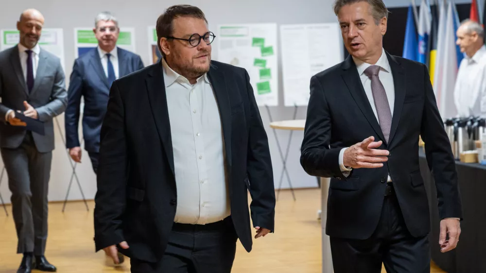 Ljubljana, Hisa EU.Konferenca o napredku Slovenije, trenutnih izzivih in strateski usmeritvi na podrocju stanovanjske politike in nalozb, ki jo organizirajo ministrstvo za solidarno prihodnost, CEB in EIB Group.Minister za solidarno prihodnost Simon Maljevac in predsednik vlade Robert Golob.