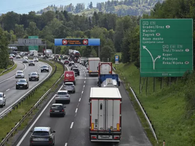 Gneča - simbolična fotografijaDARSavtocestacestazastojiprometrazcep Kozarjesmer Brezovicazastojgneča na cestah22.08.2025 - Gneča na avtocesti pri razcepu KozarjeFoto: Nik Erik Neubauer 