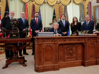 Israel Ambassador to the U.S. Yechiel Leiter, U.S. Ambassador to Lebanon Michel Issa, Lebanon Ambassador to the U.S. Nada Hamadeh Moawad, U.S. President Donald Trump, U.S. Secretary of State Marco Rubio, U.S. Ambassador to Israel Mike Huckabee and U.S. Vice President JD Vance hold a briefing in the Oval Office at the White House in Washington, D.C., U.S., April 23, 2026. REUTERS/Kylie Cooper    TPX IMAGES OF THE DAY