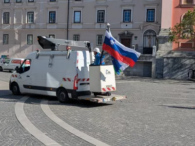 Vozilo Javne razsvetljave na poti do naslednjega droga. / Foto: Daf