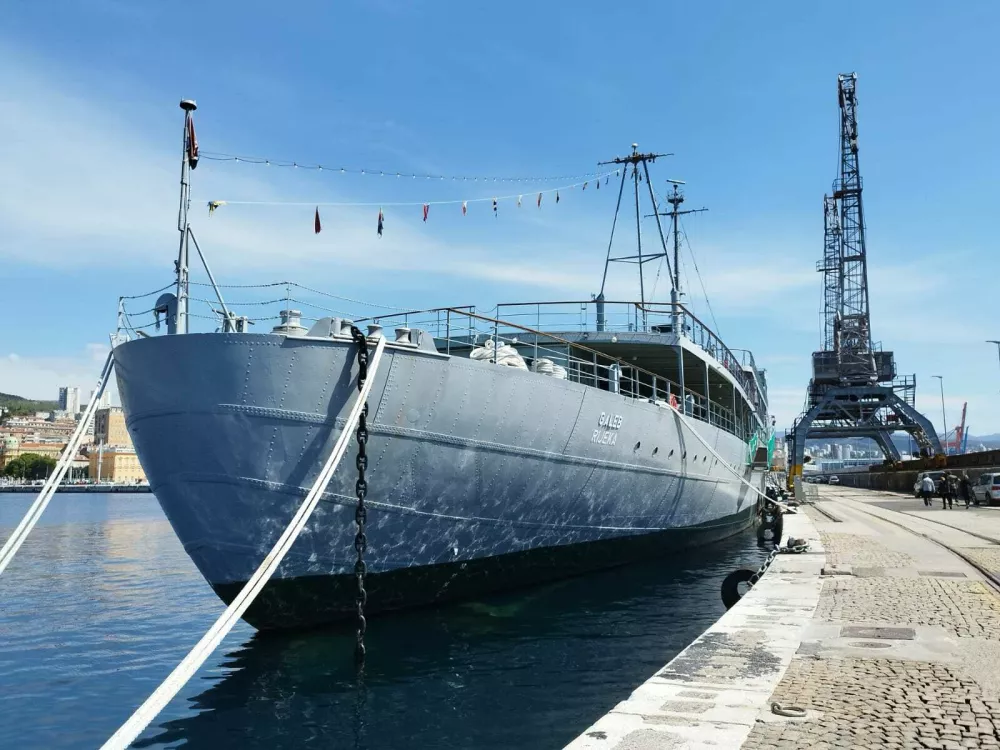 V Titovo ladjo Galeb vložili milijone, zdaj na trupu zeva luknja