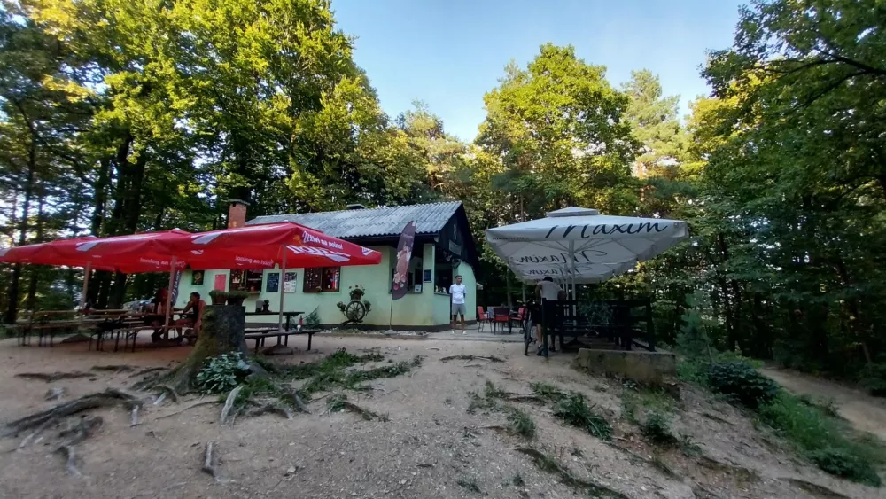 Koča na Klobuku, skrita pod obronki To&scaron;kega čela, je priljubljena pohodni&scaron;ka točka.