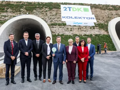 - Dr. Robert Golob, predsednik vlade RS,- mag. Alenka Bratu&scaron;ek, ministrica za infrastrukturo,- Du&scaron;an Mes, generalni direktor Slovenskih železnic,- Jerneja Jug Jer&scaron;e, vodja Pedstavni&scaron;tva Evropske komisije v Sloveniji, - Marko Brezigar, direktor 2TDK,- Matej Oset, Generalni direktor 2TDK- Stojan Petrič, predsednik nadzornega sveta Kolektor,- Alenka &Scaron;trucl Dovgan, županja občine Divača,- Marko Movrin, DRI,- 11.03.2026. - Slavnostni dogodek ob prevoznosti proge Divača Koper, 2. tir.//FOTO: Bojan Velikonja