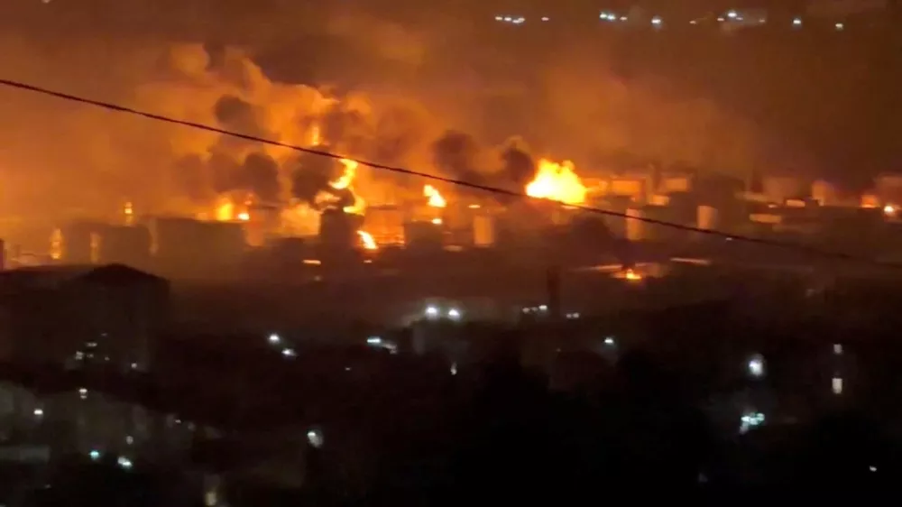 FILE PHOTO: Fire and smoke rise at the Tuapse oil refinery near the Tuapse port, following a Ukrainian drone attack, according to Russian officials, in Tuapse, Krasnodar Krai, Russia, in this screengrab obtained from a social media video released on April 20, 2026. SOCIAL MEDIA/via REUTERS THIS IMAGE HAS BEEN SUPPLIED BY A THIRD PARTY. NO RESALES. NO ARCHIVES. NEWS USE ONLY.  VERIFICATION: - Reuters was able to confirm the location from the position of buildings and road layout, which matched the file and satellite imagery of the area. - Date not verified, but local governor Veniamin Kondratiev said on Monday (April 20) that one man has died and another has been injured in a "massive" Ukrainian drone attack on Russia's Black Sea port of Tuapse. - NASA FIRMS (NASA's Global Fire Tracking Map) detected thermal activity in the area in the past 24 hours. No older version of the video was found posted online before April 20./File Photo/File Photo
