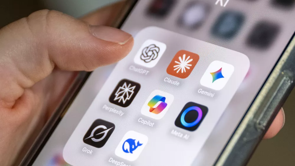 Several AI applications can be seen on a smartphone screen, including ChatGPT, Claude, Gemini, Perplexity, Microsoft Copilot, Meta AI, Grok and DeepSeek. The apps are grouped in a folder labeled "AI". Artificial intelligence applications from various providers are increasingly shaping everyday digital life - from text and image generators to research and assistance functions.