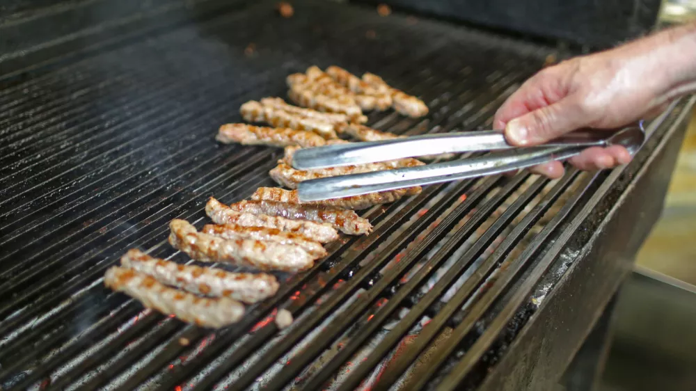 - žar na oglje - čevapčiči- 19.04.2018 &ndash; Restavracija Das Ist Valter Kranj, bosanske specialitete - jedi iz žara, gostinski lokal, Cesta 1. maja 1a, //FOTO: Bojan Velikonja