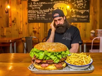 Britanski youtuber Adam Moran je postal &scaron;ele drugi, ki je uspel v celoti pojesti OMG burger.