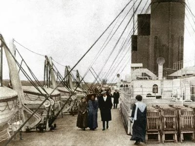 Paluba, po kateri so se sprehajali najpremožnej&scaron;i. Na levi so vidni re&scaron;ilni čolni, ki jih ni bilo dovolj. / Foto: Profimedia