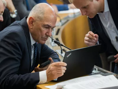 Ljubljana, DZ.Izredna seja DZ, na kateri obravnavajo predlog sprememb zakona o vladi ter predlog zakona o ukrepih pri dolgotrajni oskrbi in zacasni podpori izvajalcem institucionalnega varstva.Predsednik SDS Janez Jansa.