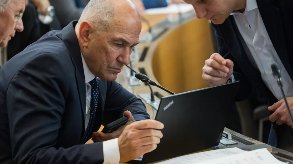 Ljubljana, DZ.Izredna seja DZ, na kateri obravnavajo predlog sprememb zakona o vladi ter predlog zakona o ukrepih pri dolgotrajni oskrbi in zacasni podpori izvajalcem institucionalnega varstva.Predsednik SDS Janez Jansa.