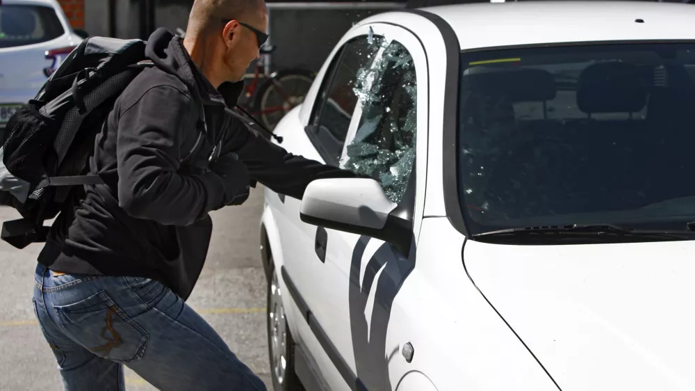 vandalizem - objestnost - uničevanje tuje lastnine - kraja - vlom v vozilo - tatvina - razbito avtomobilsko steklo- 24.07.2014 - POLICIJA - prikaz pomanjkljivosti samoza&scaron;čitnega ravnanja, ki so najpogostej&scaron;i vzrok za premoženjska kazniva dejanja povezana z vlomi v vozila in tatvine vozil//FOTO: Bojan Velikonja