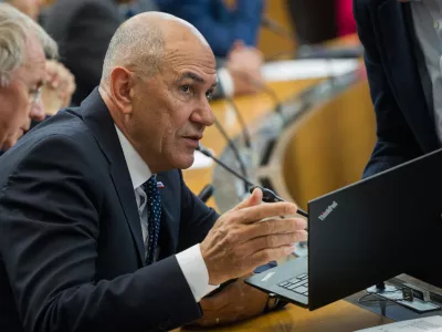 Ljubljana, DZ.Izredna seja DZ, na kateri obravnavajo predlog sprememb zakona o vladi ter predlog zakona o ukrepih pri dolgotrajni oskrbi in zacasni podpori izvajalcem institucionalnega varstva.Predsednik SDS Janez Jansa.