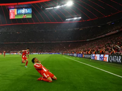 Soccer Football - UEFA Champions League - Quarter Final - Second Leg - Bayern Munich v Real Madrid - Allianz Arena, Munich, Germany - April 15, 2026 Bayern Munich's Michael Olise celebrates scoring their fourth goal with Luis Diaz REUTERS/Kai Pfaffenbach   TPX IMAGES OF THE DAY