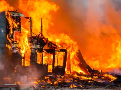Mnoge hi&scaron;e so bile narejene iz lesa in papirja ter so v ognju popolnoma izginile. Slika je simbolična.