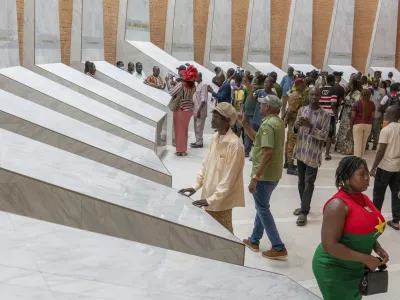 People visit the newly inaugurated mausoleum for Burkina Faso's legendary leader Thomas Sankara in Ouagadougou, Saturday, May 17, 2025 (AP Photo) / Foto: Ap