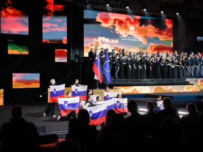 Brezice, Sportna dvorana.Drzavna slovesnost ob dnevu upora proti okupatorju s slavnostno govornico, predsednico republike Nataso Pirc Musar.