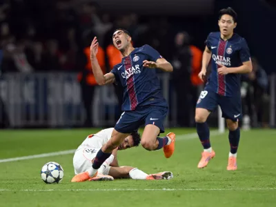 04 November 2025, France, Paris: Bayern Munich's Luis Diaz (L) fouls Paris Saint-Germain's Achraf Hakimi during the UEFA Champions League soccer match between Paris Saint-Germain and Bayern Munich at Parc des Princes. Photo: Federico Gambarini/dpa
