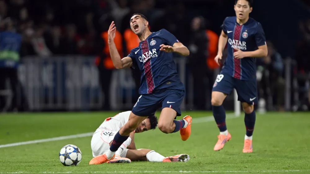 04 November 2025, France, Paris: Bayern Munich's Luis Diaz (L) fouls Paris Saint-Germain's Achraf Hakimi during the UEFA Champions League soccer match between Paris Saint-Germain and Bayern Munich at Parc des Princes. Photo: Federico Gambarini/dpa