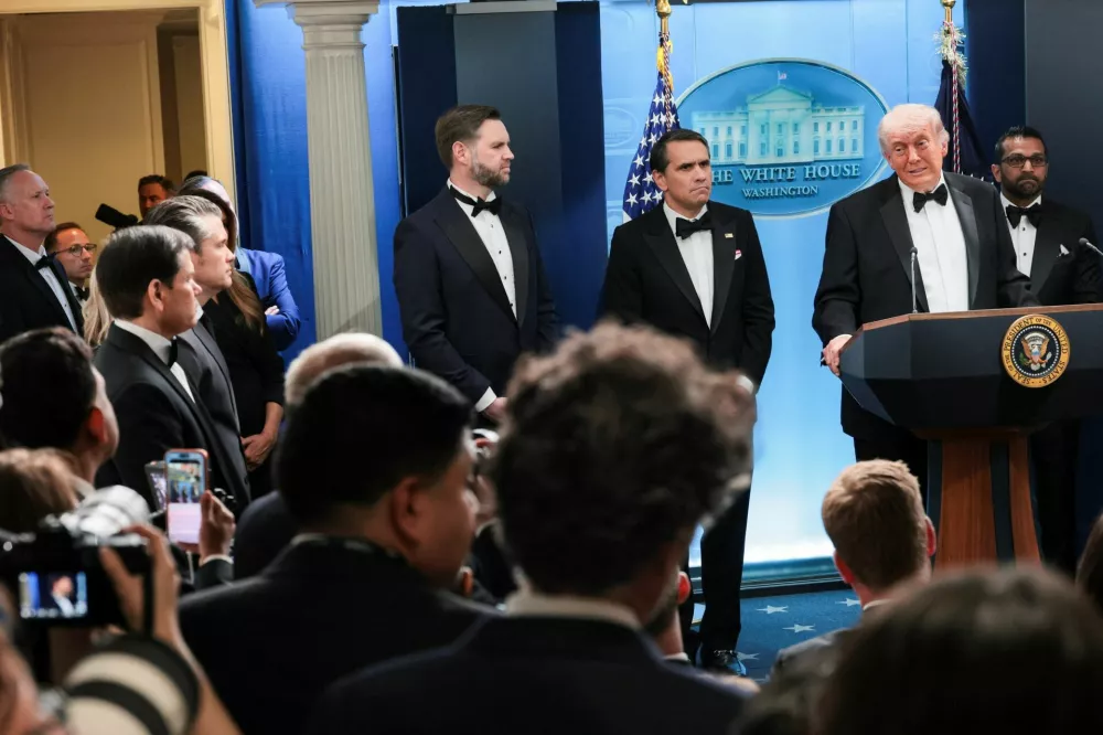 U.S. President Donald Trump speaks next to Federal Bureau of Investigation (FBI) Director Kash Patel, acting Attorney General Todd Blanche and Vice President JD Vance at a press briefing at the White House, following a shooting incident during the annual White House Correspondents' Association dinner, in Washington, D.C., U.S., April 25, 2026 REUTERS/Jonathan Ernst