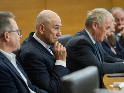 Ljubljana, DZ.Izredna seja DZ, na kateri obravnavajo predlog sprememb zakona o vladi ter predlog zakona o ukrepih pri dolgotrajni oskrbi in zacasni podpori izvajalcem institucionalnega varstva.Predsednik SDS Janez Jansa.