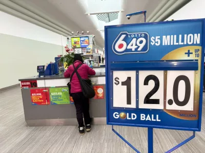 Ženska vplačuje loto listek v Kanadi. Foto: Profimedia