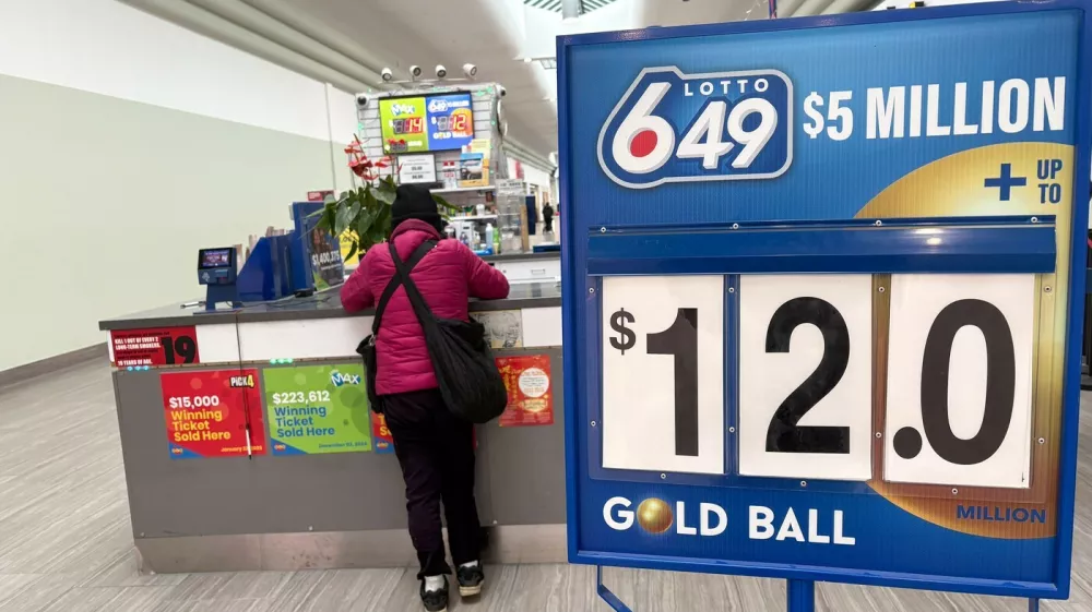 Ženska vplačuje loto listek v Kanadi. Foto: Profimedia