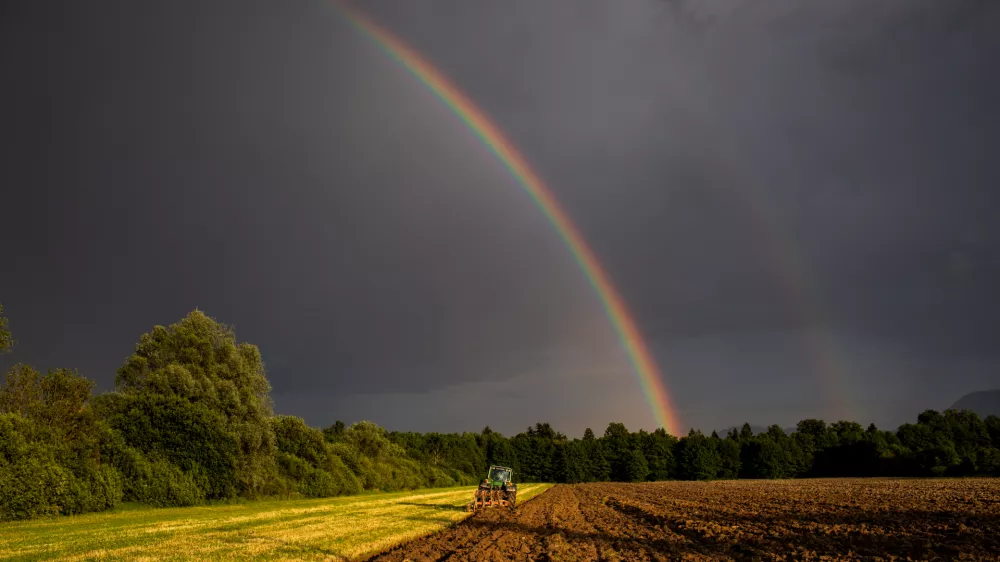 simboličana fotografija, kmetijstvo, obdelava zamlje, oranje, traktor.- 11.06.2021 - Mavrica nad ljubljanskim barjem- NEVIDNA LJUBLJANA //FOTO: Bojan Velikonja