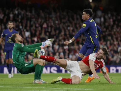 Soccer Football - UEFA Champions League - Arsenal v Atletico Madrid - Emirates Stadium, London, Britain - October 21, 2025 Atletico Madrid's Jan Oblak saves a shot from Arsenal's Viktor Gyokeres Action Images via Reuters/Andrew Couldridge
