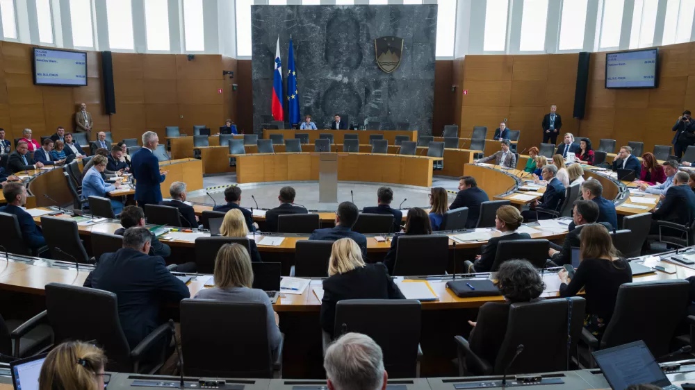 Ljubljana, DZ.Izredna seja DZ, na kateri obravnavajo predlog sprememb zakona o vladi ter predlog zakona o ukrepih pri dolgotrajni oskrbi in zacasni podpori izvajalcem institucionalnega varstva.